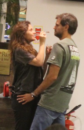 Giovanna Antonelli e marido, Leonardo Nogueira, em shopping no Rio (Foto: Daniel Delmiro/ Ag. News)