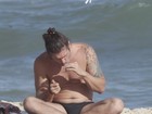 Dado Dolabella vai à praia no Rio e aparece fumando cigarrinho suspeito