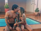 Petra Mattar ganha beijinho do namorado em dia de piscina