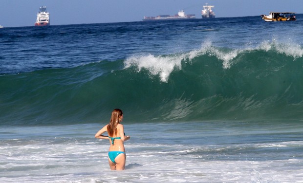 Heather Graham na praia (Foto: Wallace Barbosa/AgNews)