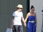 Jennifer Lopez faz compras e passeia de mãos dadas com o namorado
