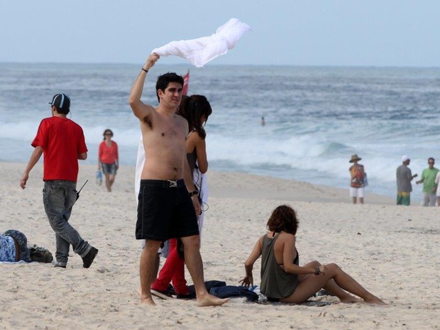 Marcelo Adnet gravando na praia de Ipanema, RJ (Foto: André Freitas / AgNews)