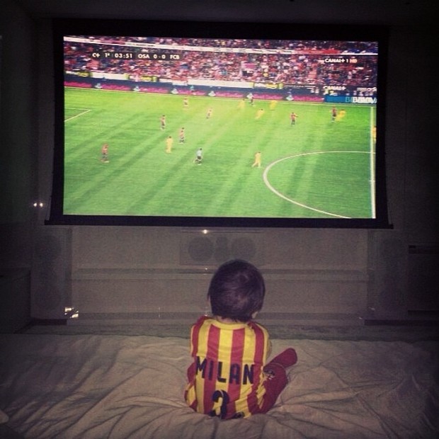 Gerard Piqué posta foto do filho, Milan, assistindo a jogo de futebol (Foto: Instagram / Reprodução)