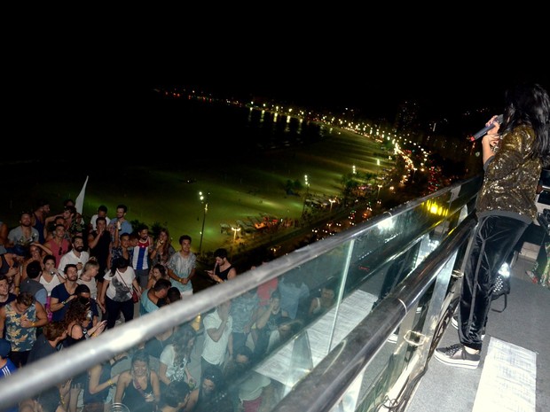 Alinne Rosa faz show na Zona Sul do Rio (Foto: Webert Belicio/ Ag. News)
