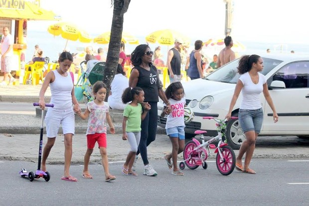Glória Maria com as filhas  (Foto: JCPereira/Ag.News)