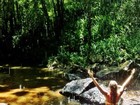 Deborah Secco mostra foto de biquíni na cachoeira: 'Felicidade sem fim'