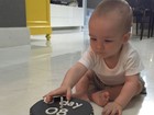 Filho de Ana Hickmann completa oito meses e ganha bolo fofo