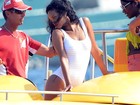 Rihanna sensualiza em lancha antes de saltar de parapente