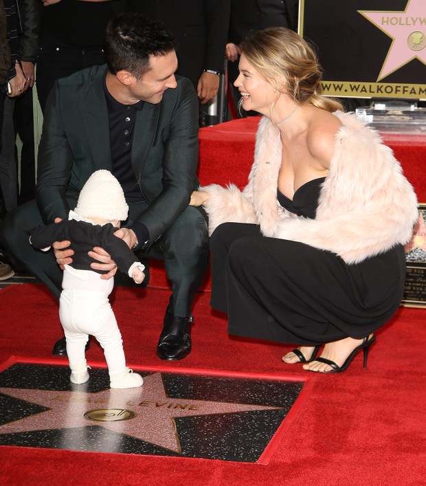 Adam Levine com a mulher, a top Behati Prinsloo, e sua filha,  Dusty Rose, na CAlçada da Fama em Hollywood, na Califórnia.   (Foto: Getty Images)
