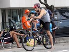 Eriberto Leão pedala com o filho em orla carioca