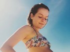 Vitória Frate posa de biquíni na praia e mostra o barrigão de seis meses 