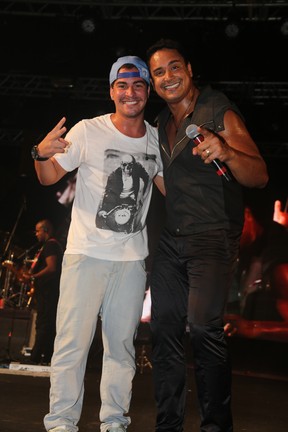 Thiago Martins com Xanddy, do Harmonia do Samba, em show em Salvador, na Bahia (Foto: Fred Pontes/ Divulgação)