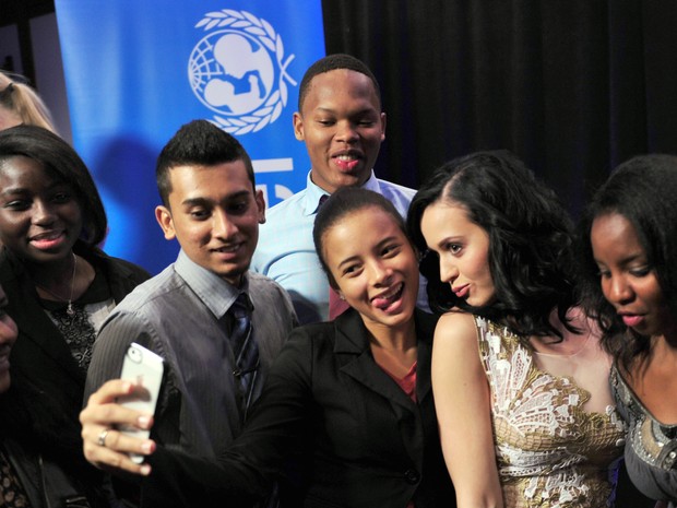 Katy Perry com fãs em evento da Unicef em Nova York, nos Estados Unidos (Foto: Stan Honda/ AFP)