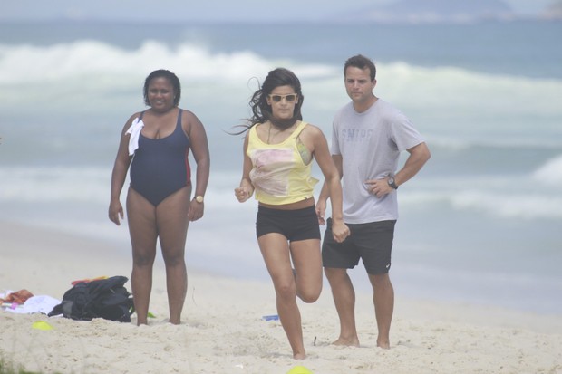Flávia Alessandra se exercita com os filhos na praia (Foto: Dilson Silva / AgNews)
