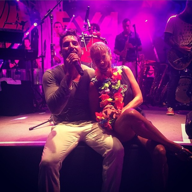 Adriane Galisteu com Felipe Pezzoni, da Banda Eva, em show em Salvador, na Bahia (Foto: Instagram/ Reprodução)