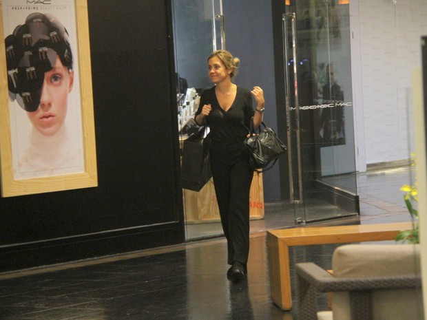 Adriana Esteves em shopping no Rio (Foto: Daniel Delmiro/ Ag. News)