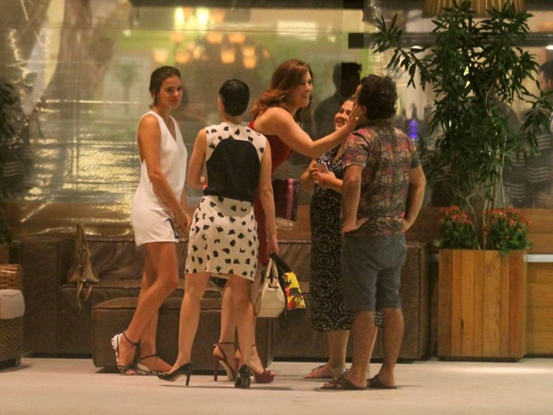 Bruna Marquezine com amigos em shopping na Zona Sul do Rio (Foto: Ag. News)