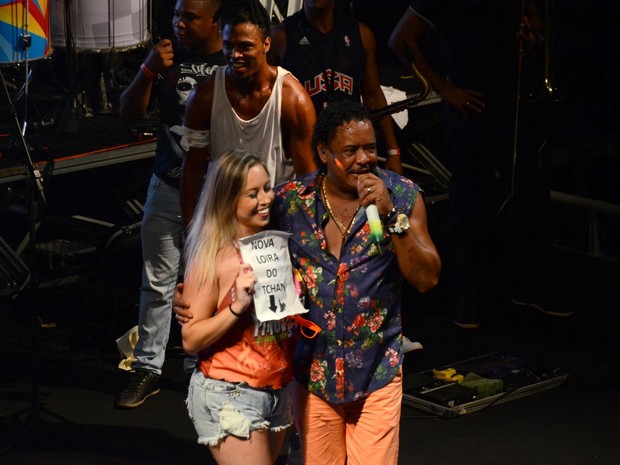 Compadre Washington com fã em show em Salvador, na Bahia (Foto: Webert Belicio/ Ag. News)