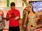Lewis Hamilton toca tamborim em visita a barracão na Cidade do Samba
