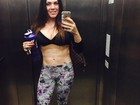 Simony mostra barriga chapada em selfie no espelho: 'Bora treinar'
