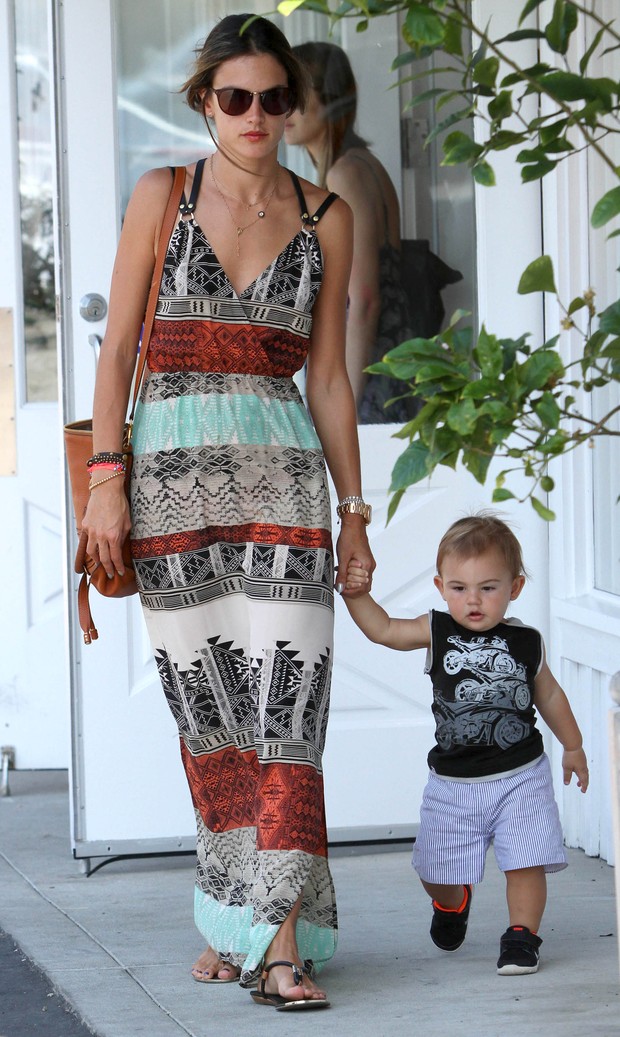 Alessandra Ambrósio com o filho, Noah, em Los Angeles, nos Estados Unidos (Foto: Grosby Group/ Agência)