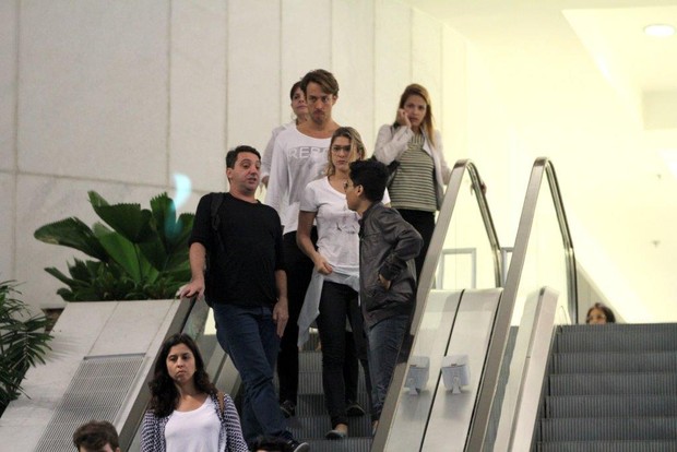 Priscila Fantin em shopping do Rio com o marido e amigos (Foto: André Freitas / AgNews)