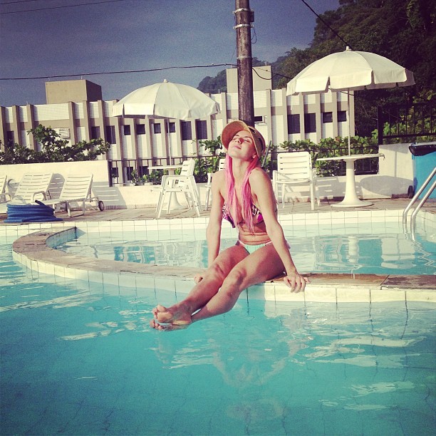 Thais Bianca na piscina (Foto: Instagram / Reprodução)