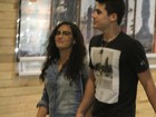 Lívian Aragão passeia com o namorado em shopping no Rio