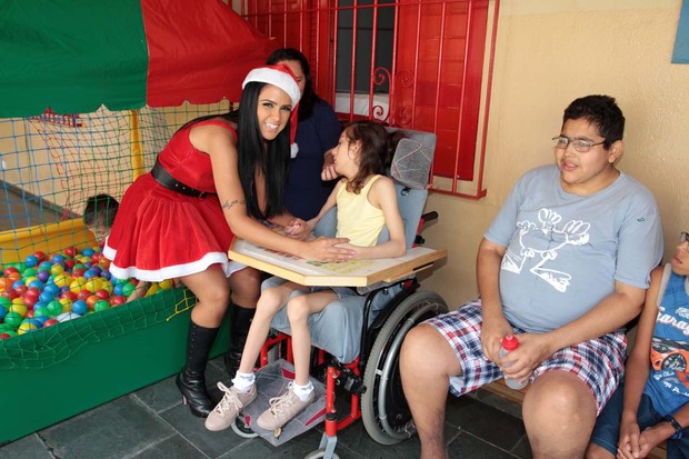 Miss bumbum Dai Macedo vai a instituição de crianças com câncer vestida de Mamãe Noel (Foto: Orlando Oliveira/AgNews)
