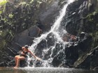 Camila Pitanga posa de biquíni em cachoeira em Minas Gerais