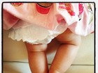 Luciano Huck paparica Eva e posta foto das perninhas fofas da bebê