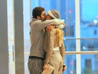 Luana Piovani e Pedro Scooby se beijam durante passeio em shopping
