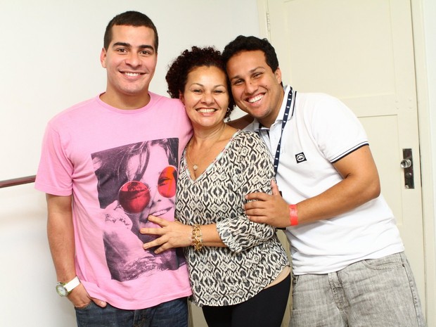 Thiago Martins com a mãe, Maria Lucia, e o o irmão Carlos (Foto: Raphael Mesquita/ Divulgação)