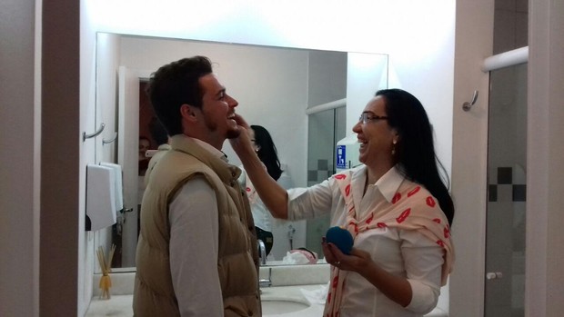 Felipe Dylon sendo maquiado para o clipe (Foto: Divulgação)