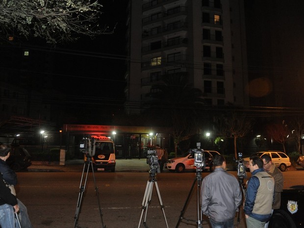 Movimentação em frente ao prédio de Champignon no Morumbi, em São Paulo (Foto: Francisco Cepeda/ Ag. News)