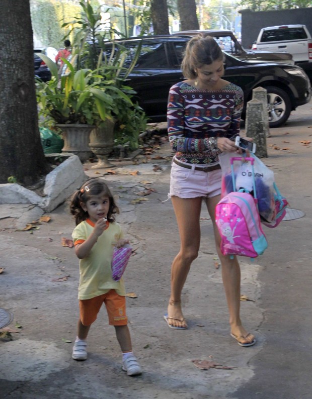 Grazi Massafera buscando filha na escola (Foto: Delson Silva / Agnews)