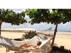 Isabella Santoni, de biquíni, relaxa deitada numa rede na praia
