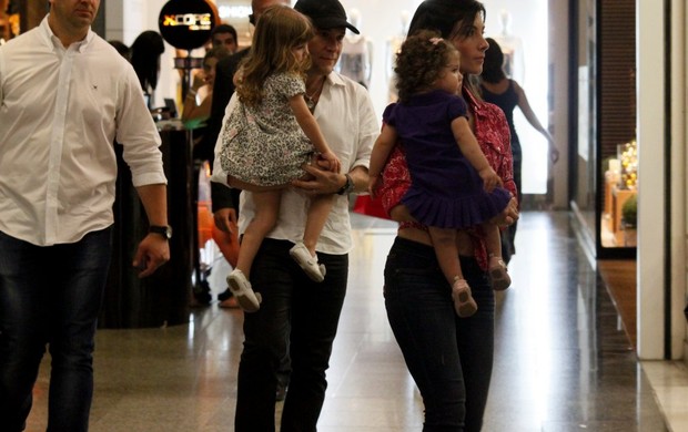Daniel passeia com a família em shopping do Rio (Foto: Gabriel Rangel / AgNews)