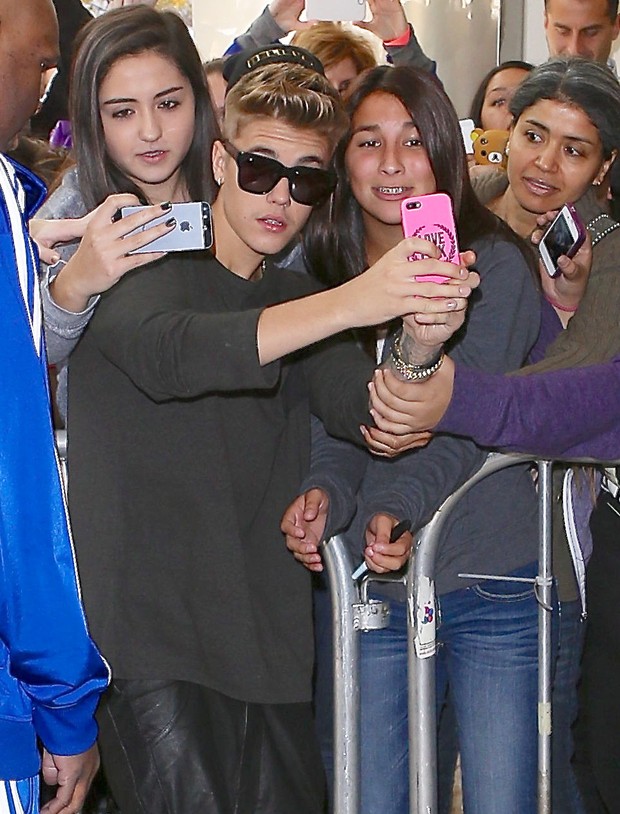 X17 - Justin Bieber posa com fãs em Burbank, na Califórnia, nos Estados Unidos (Foto: X17online/ Agência)