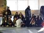 Justin Bieber senta no chão com fãs ao desembarcar na Espanha