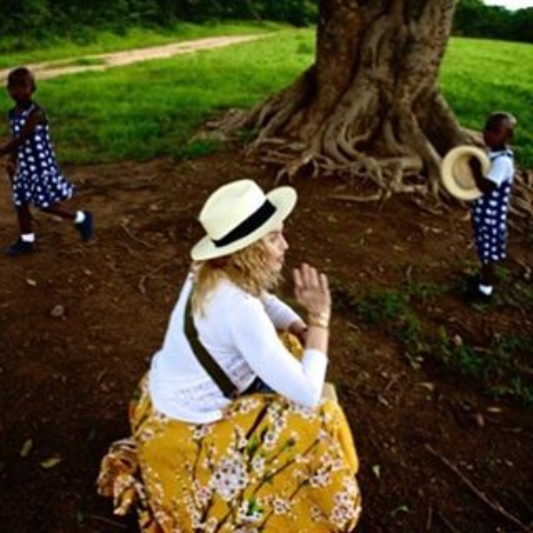 Madonna com as filhas gêmeas (Foto: Reprodução/Instagram)