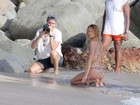 À milanesa: Candice Swanepoel rola na areia em praia no Caribe