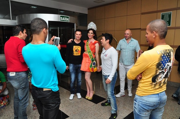 Miss Sheila Veríssimo recebeu admiradores no saguão do hotel após concurso (Foto: Roberto Teixeira/EGO)