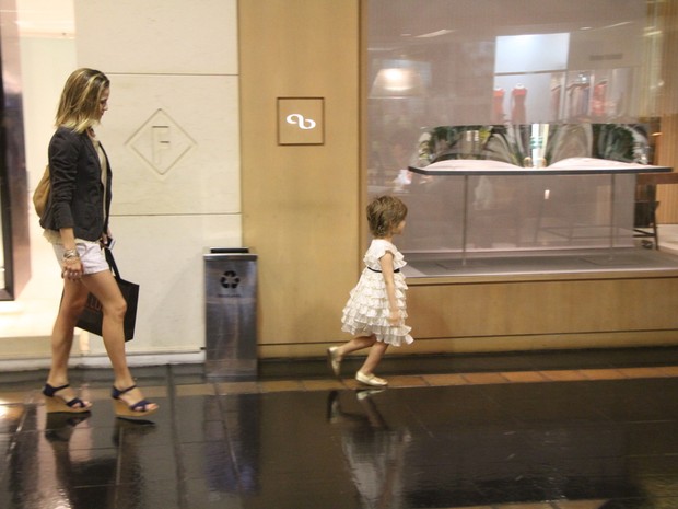Luiza Valdetaro passeia com a filha em shopping do Rio (Foto: Daniel Delmiro / AgNews)