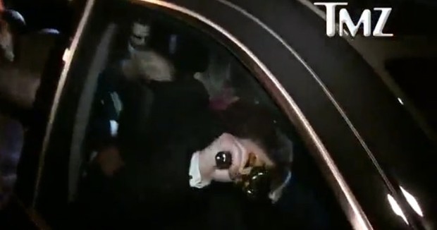 Segurança de DiCaprio pega a estatueta do Oscar (Foto: Reprodução/Vídeo)