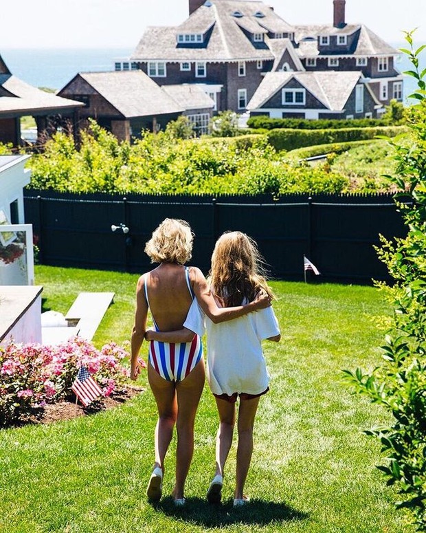 Taylor Swift e Cara Delevingne posam de maiô  (Foto: Reprodução/Instagram)