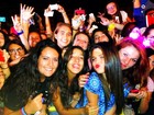 Selena Gomez aparece rodeada por fãs durante viagem a Portugal