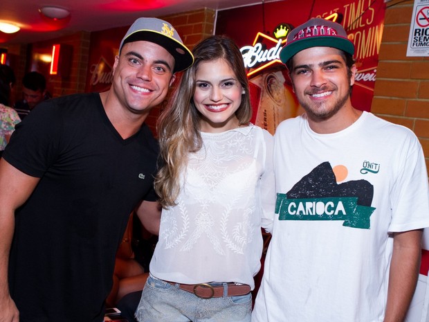 Biel Maciel, Jessica Alves e Bernardo Mesquita em bar no Rio (Foto: Raphael Mesquita/ Divulgação)