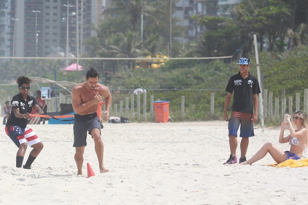 Julio Rocha na praia com a namorada (Foto: Dilson Silva/ Ag. News)