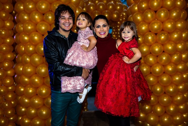 Natália Guimarães e Leandro com as filhas, Kiara e Maya (Foto: Manuela Scarpa / Brazil News)
